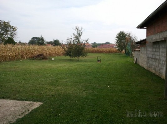 Šaljiv oglas Lendavčana, ki oddaja v najem travnik za košenje